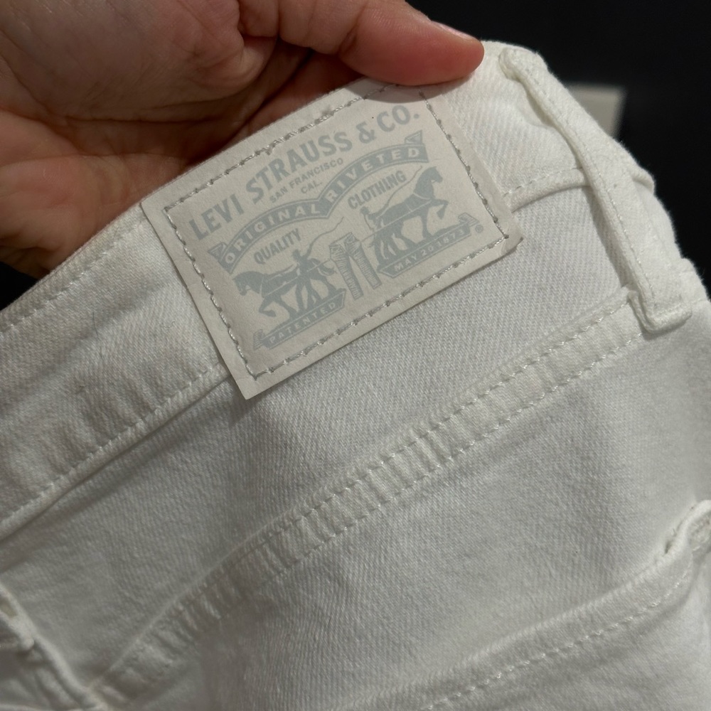 White Levi’s jeans. Size 30